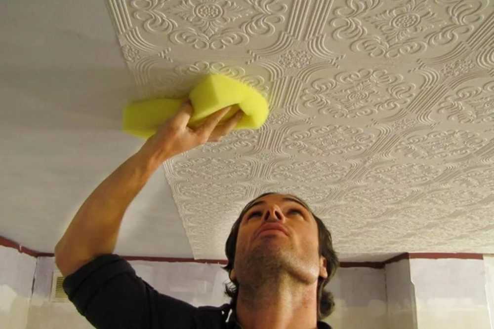 Как клеить потолочную плитку из пенопласта?