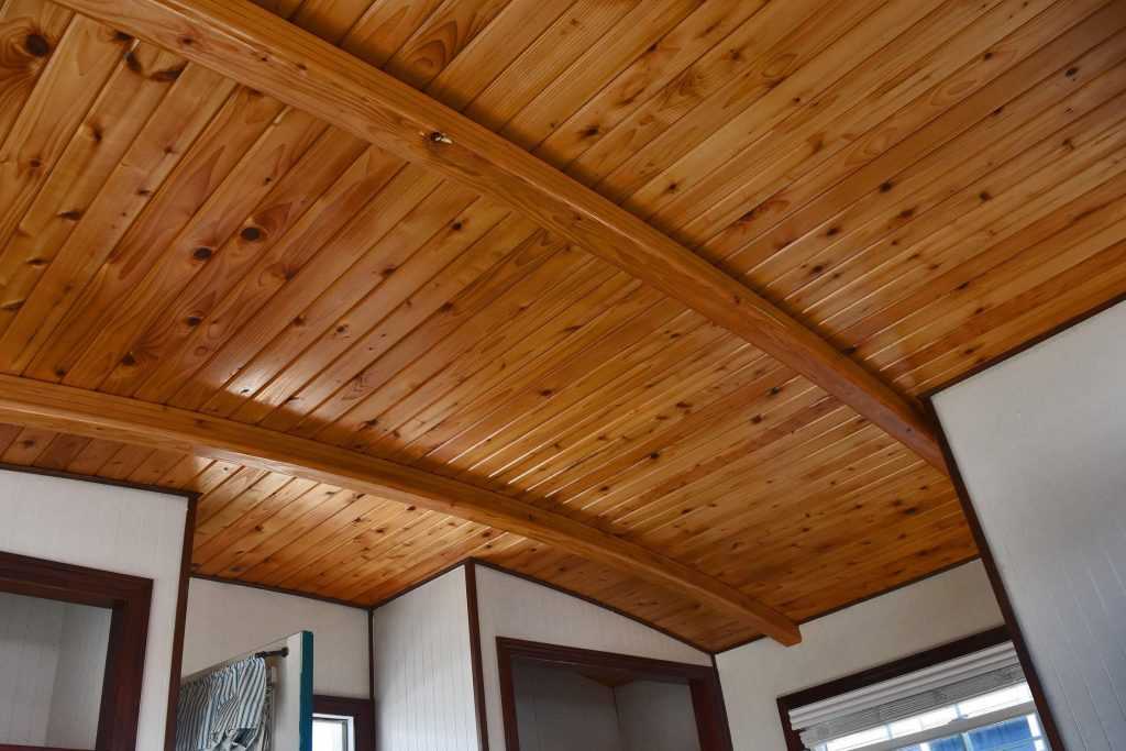 Чем обшить потолок в деревянном доме внутри