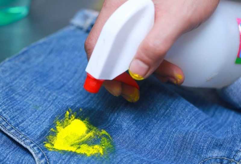 Как отстирать акриловую краску с одежды самостоятельно? Чем отмыть и как оттереть загрязнение в домашних условиях? Какие способы выведения пятен от акриловой краски существуют? Какие подручные средства можно использовать?