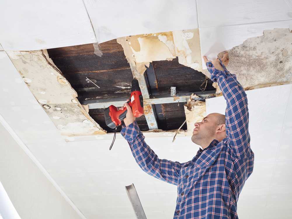 Демонтаж подвесного потолка можно провести самостоятельно в домашних условиях Как разобрать реечный потолок своими руками Как поэтапно происходит демонтаж подвесного потолка