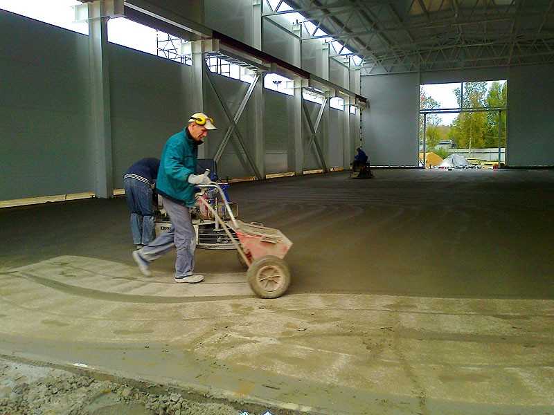 Упрочнение бетонного пола - виды сухих смесей и пропиток, процесс упрочнения