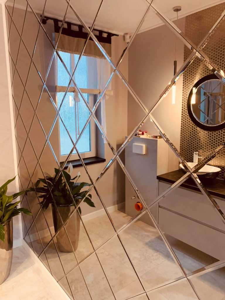 Зеркальная мозаика в интерьере гостиной фото