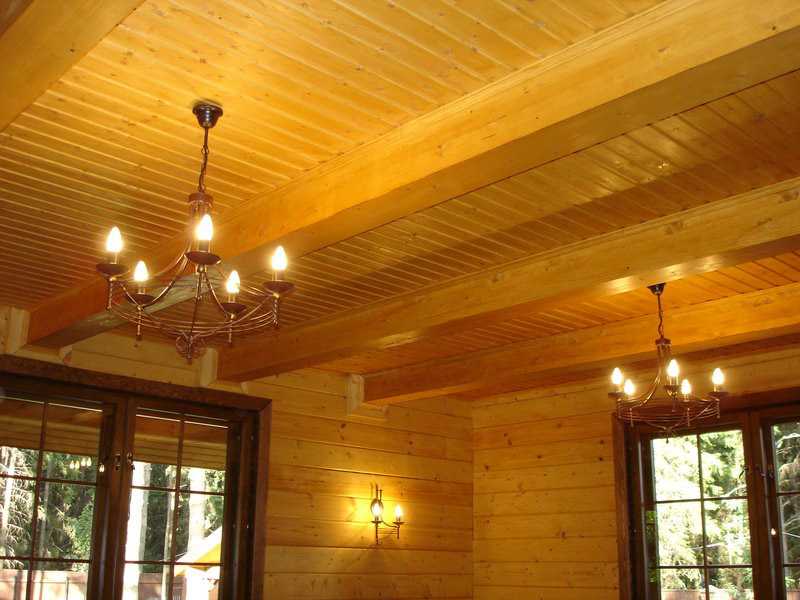 Отделка потолка в деревянном доме: варианты оформления