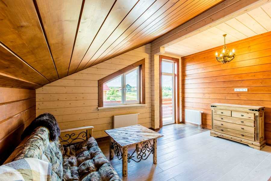 Деревянный потолок в доме — выбор обшивки и обустройство
