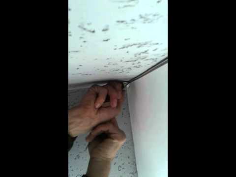 Процесс демонтажа подвесного потолка