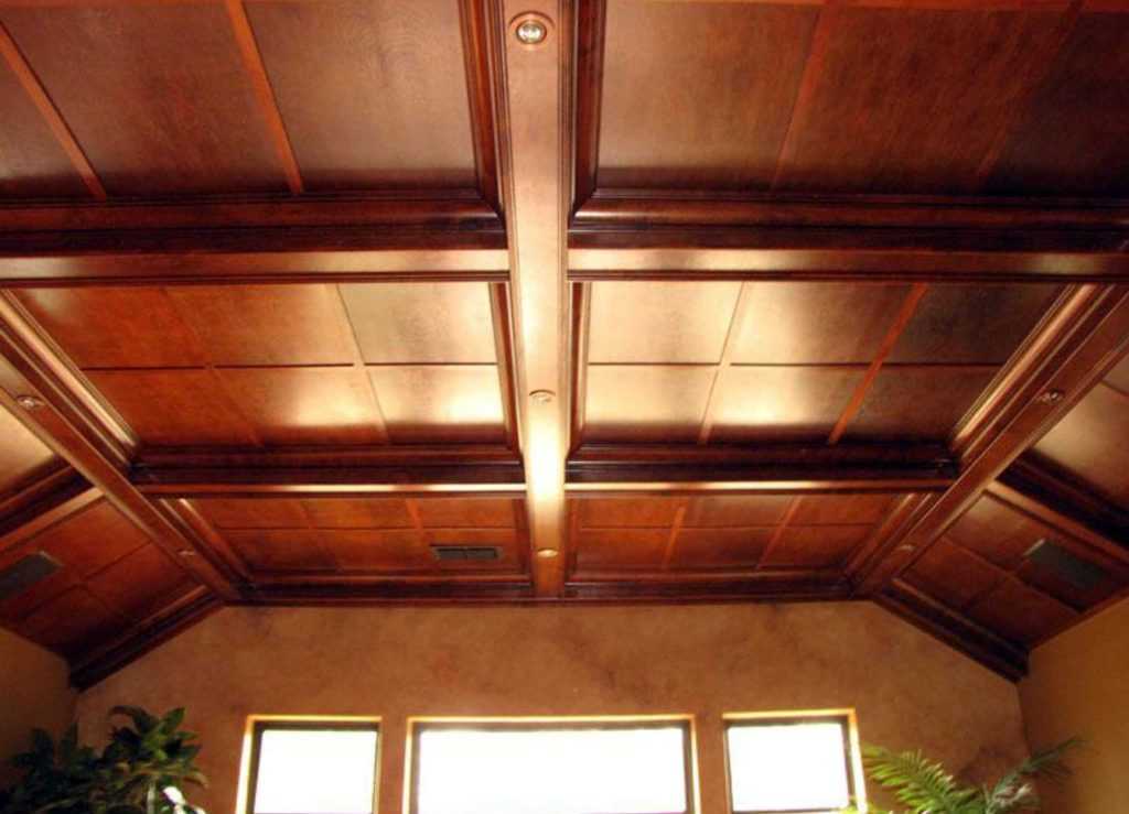 Чем отделать потолок в деревянном доме: чем покрыть, обшить, варианты отделки, отделка внутри панелями, чем зашить, материалы для деревянного потолка, чем лучше обшить своими руками
