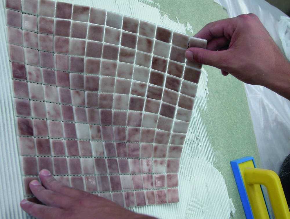 Плитка-мозаика для ванной (125 фото): дизайн комнаты с мозаичной плиткой на полу, самоклеящаяся плитка в интерьере, керамическая и пластиковая, стеклянная плитка и другие варианты