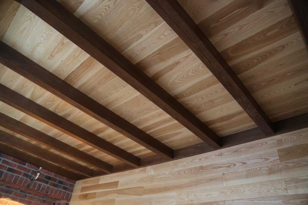 Отделка потолка в деревянном доме: топ 8 способов