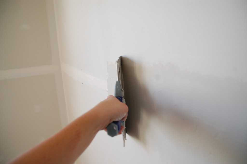 Шпаклевка стен под обои может производиться самостоятельно. Как правильно шпаклевать поверхности своими руками? Какие инструменты для этого понадобятся и как самостоятельно выбрать материалы?
