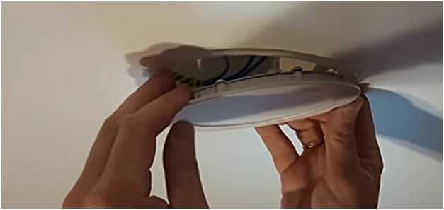 Как снять точечный светильник с натяжного потолка и поменять лампочку - разъясняем детально
