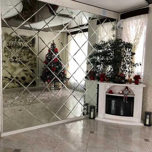 Зеркальная стена в интерьере: сплошные стены, декоративные приёмы, фото-примеры