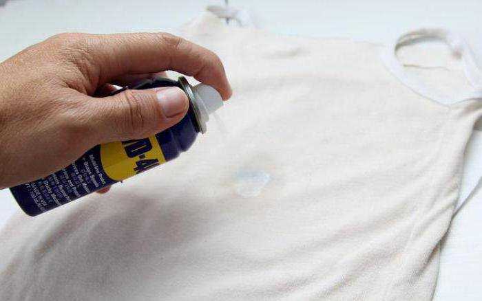 Как отстирать акриловую краску с одежды самостоятельно? Чем отмыть и как оттереть загрязнение в домашних условиях? Какие способы выведения пятен от акриловой краски существуют? Какие подручные средства можно использовать?