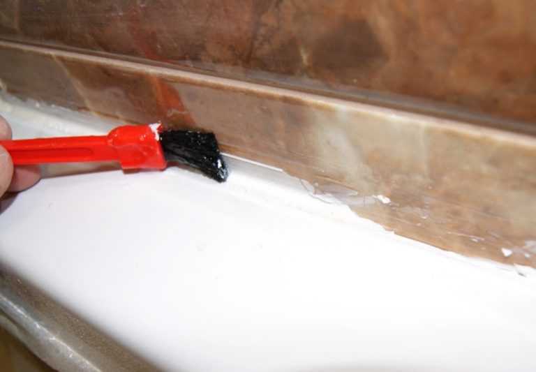 Качественно и без неприятных последствий: как удалить силиконовый герметик с акриловой ванны?
