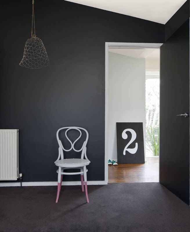 Матовая краска: черные и белые полуматовые аэрозольные красящие составы в баллончиках, глубокоматовые лакокрасочные материалы для комнатных дверей