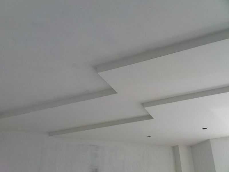 Потолки из гипсокартона в спальне (54 фото): дизайн навесных двухуровневых потолков с подсветкой, подвесные фигурные красивые гипсокартонные потолки и другие варианты