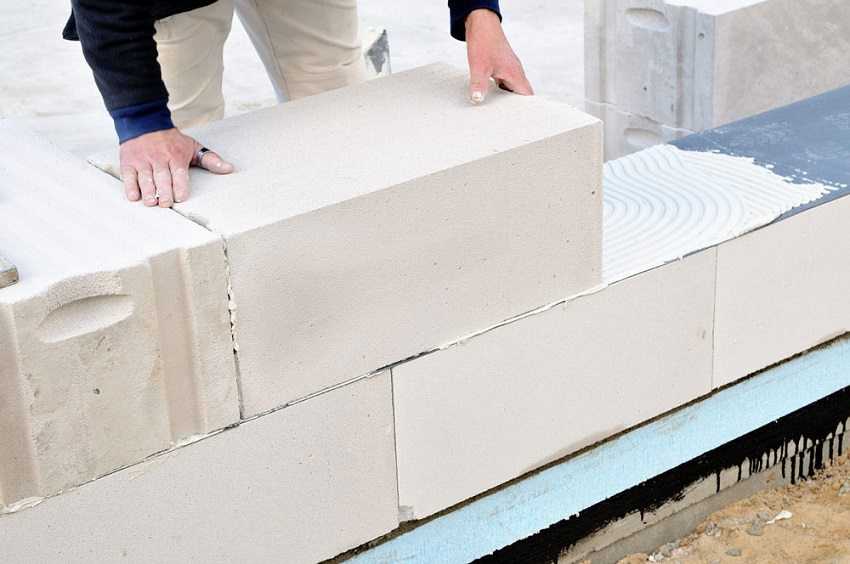При возведении стен из пеноблока, газобетона или газосиликата применяют клей для блоков.  Какая смесь подходит для пазогребневых и полистиролбетонных конструкций? Подходит ли распространенный монтажный состав для ячеистых плит из бетона?