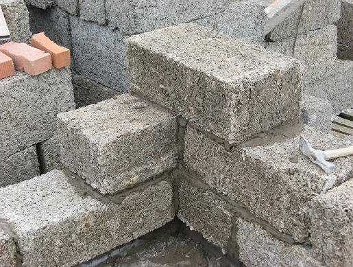 Блоки из глины и опилок. изготовление опилкобетона — состав и пропорции для блоков и монолита, отзывы строителей