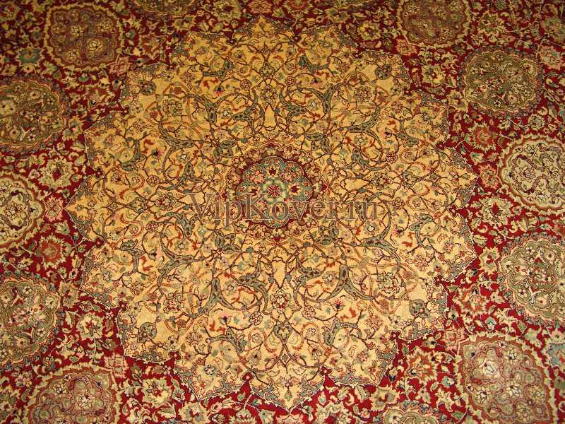 Индийские ковры ручной работы Topsy  изготавливаются из шерсти с шелком и хлопка. Такие товары из Индии отличаются своей яркостью и самобытностью, они украшают коллекции известных антикваров. В чем же особенность таких изделий?