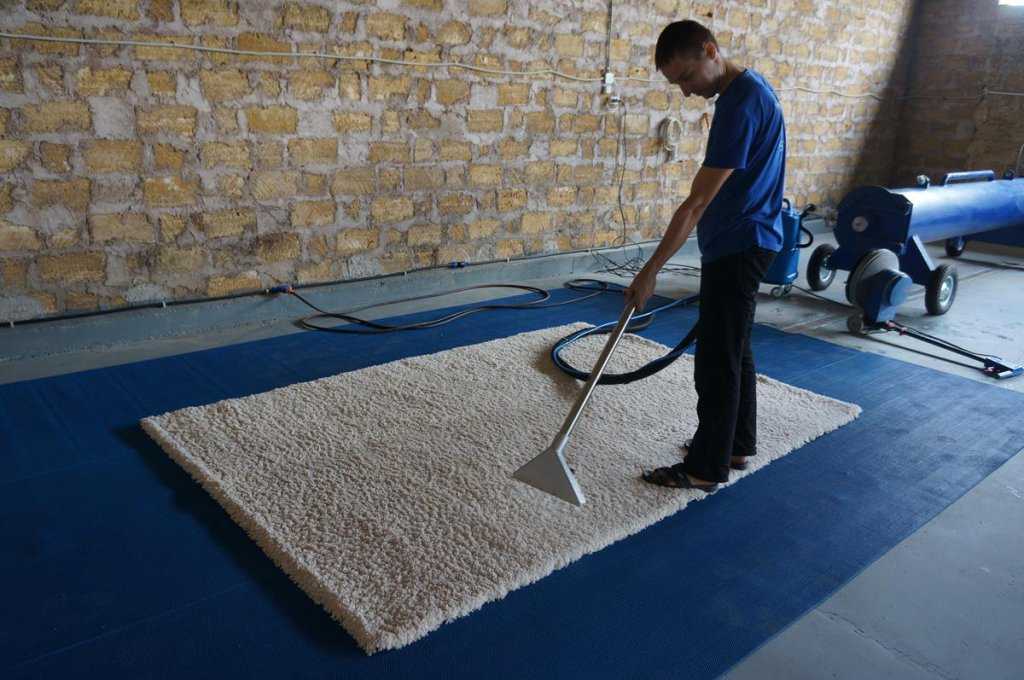 Особенности химчистки ковров: с вывозом и на дому, профессиональная химчистка ковров ручной работы. выведение запахов и реставрация