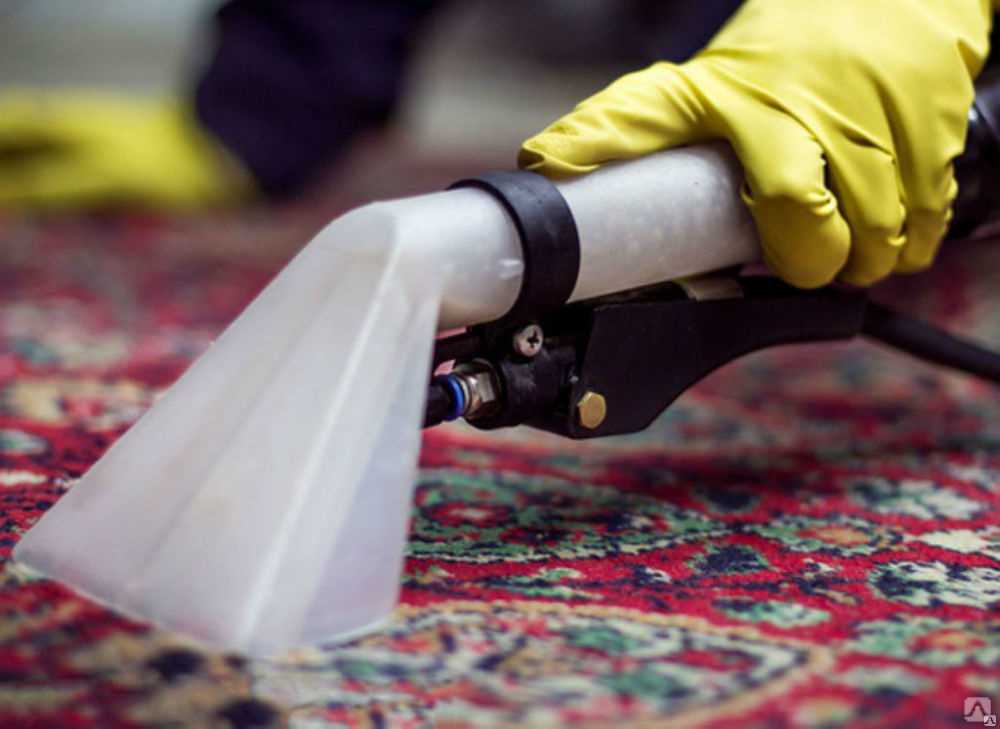 Чистка ковров ручной работы в домашних условиях, особенности ухода за шелковыми и шерстяными изделиями
