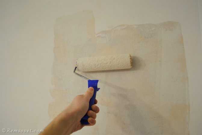 Нужно ли грунтовать стены после шпаклевки перед поклейкой обоев