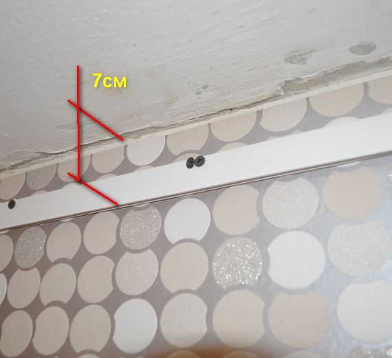 На сколько сантиметров опускается потолок при установке натяжного полотна?