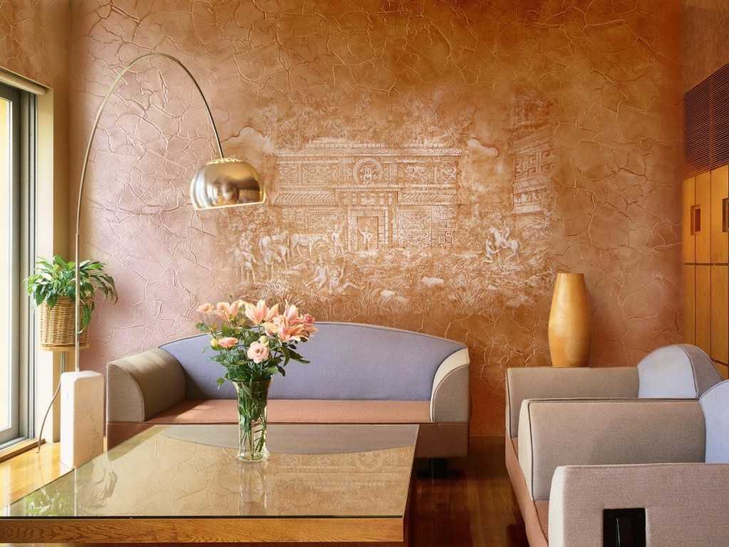 Что представляет собой декоративная краска для стен с эффектом песка? Чем отличаются матовые и перламутровые материалы с кварцевыми элементами? Как правильно нанести на стену краску с эффектом песка? Красивые примеры в интерьере.