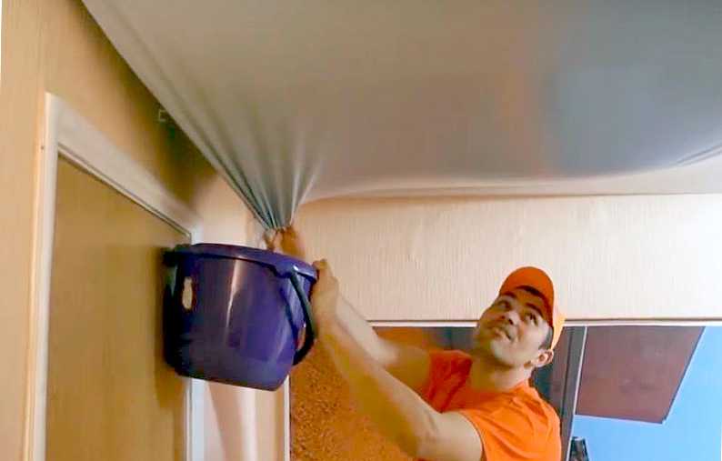 Спасение натяжного потолка своими руками: как самостоятельно слить воду при потопе