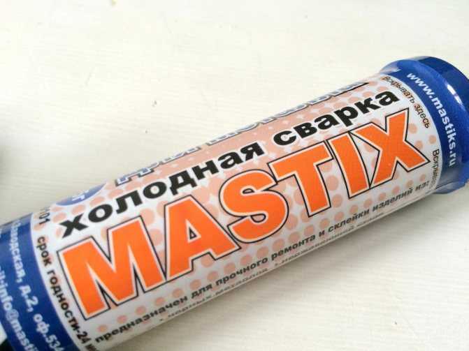 "Холодная сварка Mastix достаточно популярна и имеет много положительных отзывов. Какова инструкция по применению универсального клея? Какие разновидности составов существуют? Какой вариант выбрать для ремонта батарей?