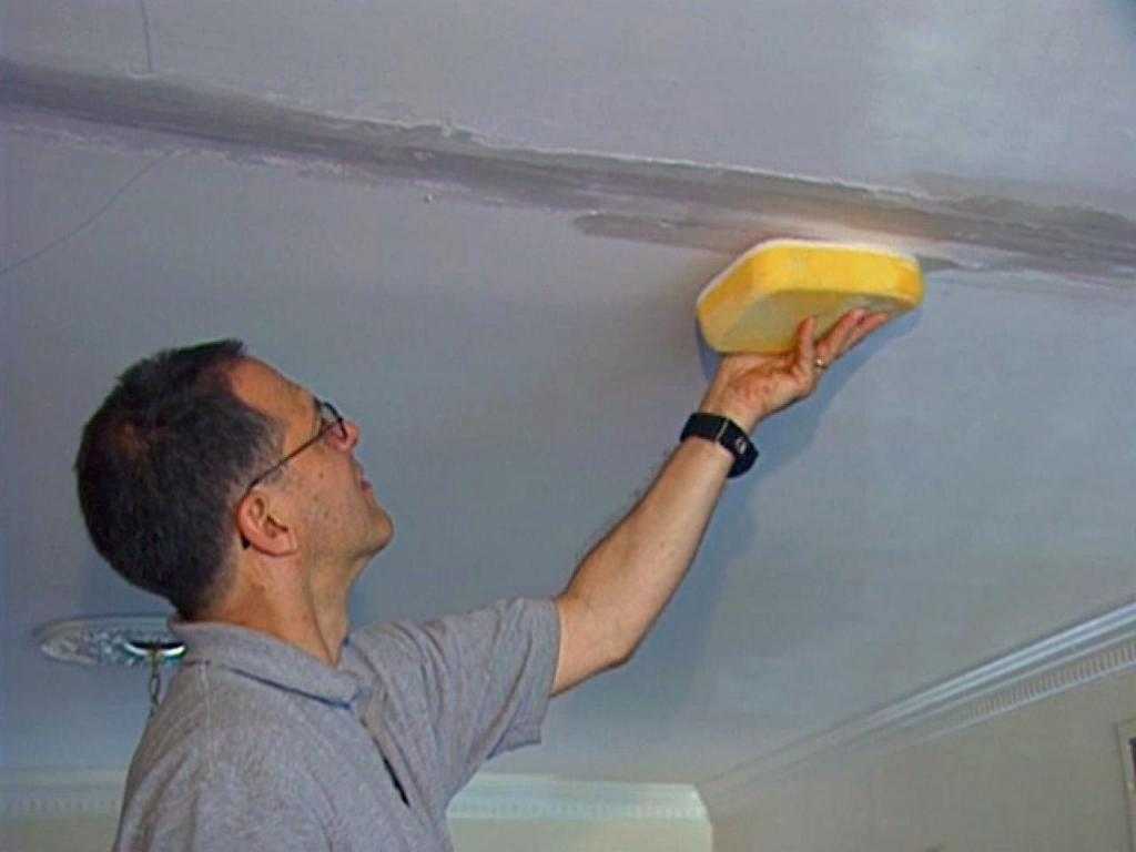 Нанесение финишной шпаклевки на потолок