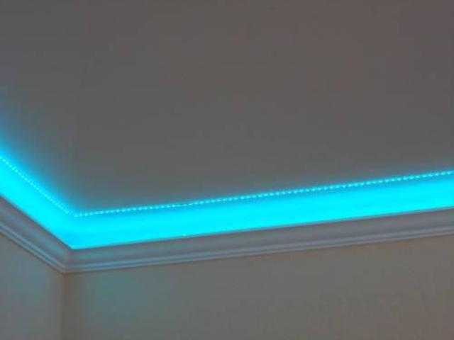 Натяжные потолки с подсветкой по периметру: как сделать светодиодную подсветку изнутри, варианты короба с внутренней подсветкой, ниша для подсветки потолка