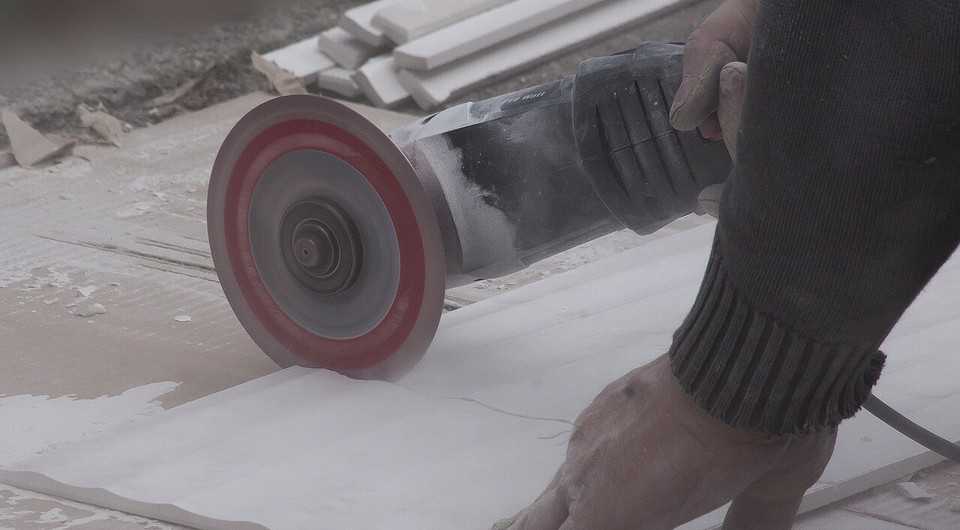 Как резать плитку болгаркой – филигранная работа универсальным инструментом