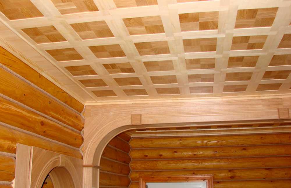 Потолок в деревянном доме должен вписываться в общую концепцию дизайна интерьера Существуют различные варианты отделки однако наиболее популярным материалом остается древесина Чем отделать и обшить своими руками такой потолок Каковы преимущества вагонки