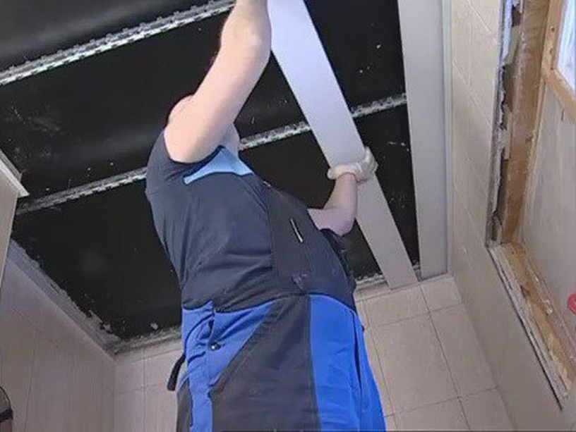 Демонтаж подвесного потолка можно провести самостоятельно в домашних условиях Как разобрать реечный потолок своими руками Как поэтапно происходит демонтаж подвесного потолка