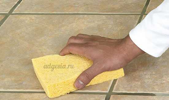 Советы мастеров, как бережно и эффективно очистить старую кафельную плитку от раствора