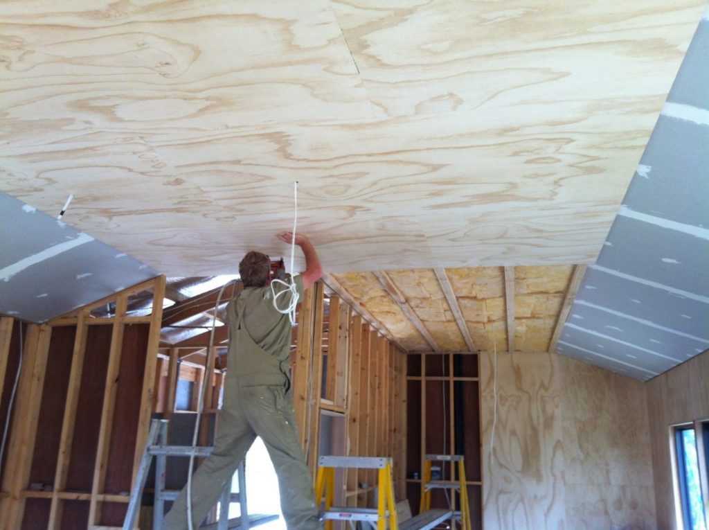 Деревянный потолок в доме: выбор качественной обшивки и технология обустройства
