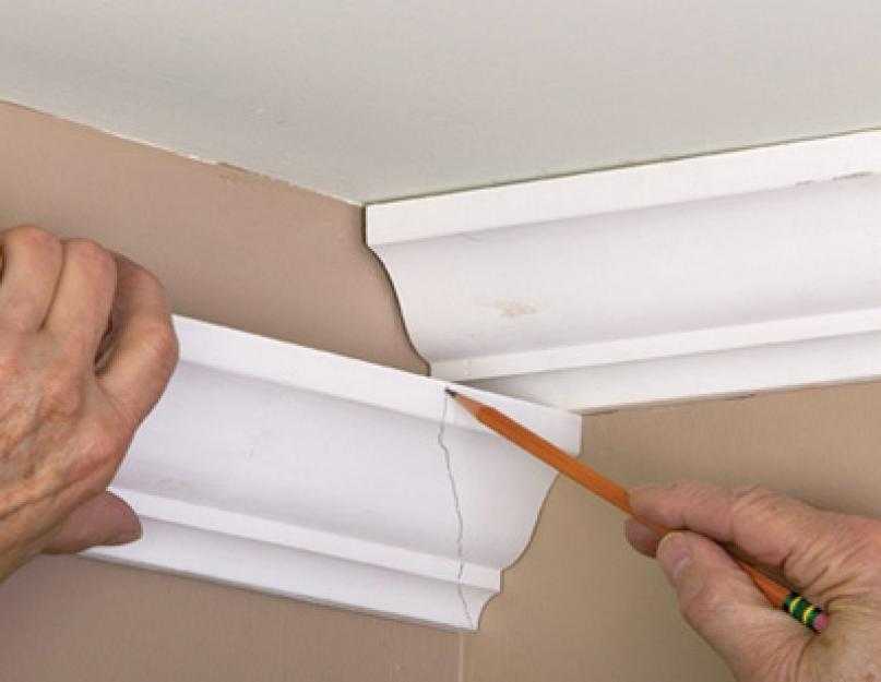 Как клеить потолочный плинтус правильно: монтаж багета на потолок своими руками (видео, фото)