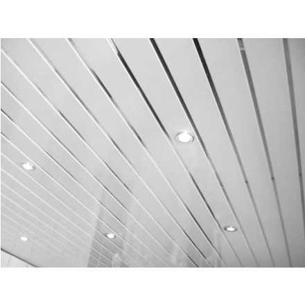 Потолочные панели пвх (42 фото): дизайн пластиковых потолков в коридоре, размеры листов для внутренней отделки, бесшовная укладка в спальне и зале