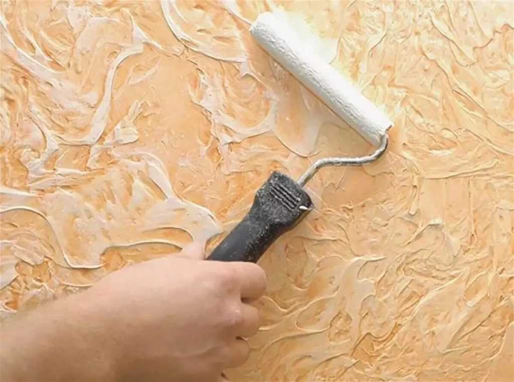 Нанесение фактурной краски: покраска стен в квартире своими руками, как покрасить валиком  и другие интересные способы