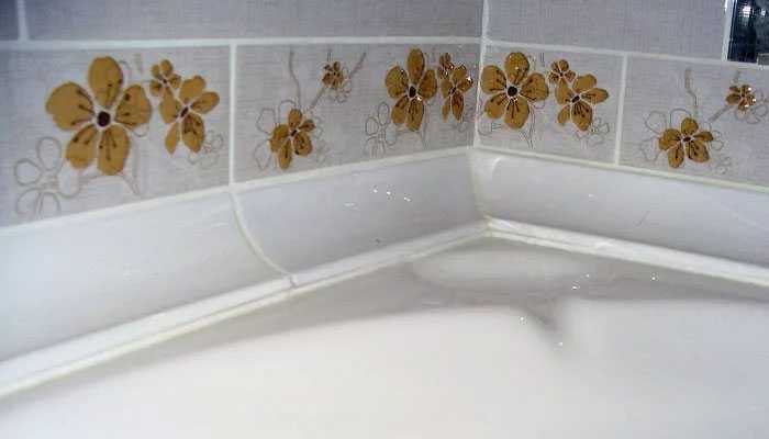 Керамический бордюр для ванной: примеры в интерьере