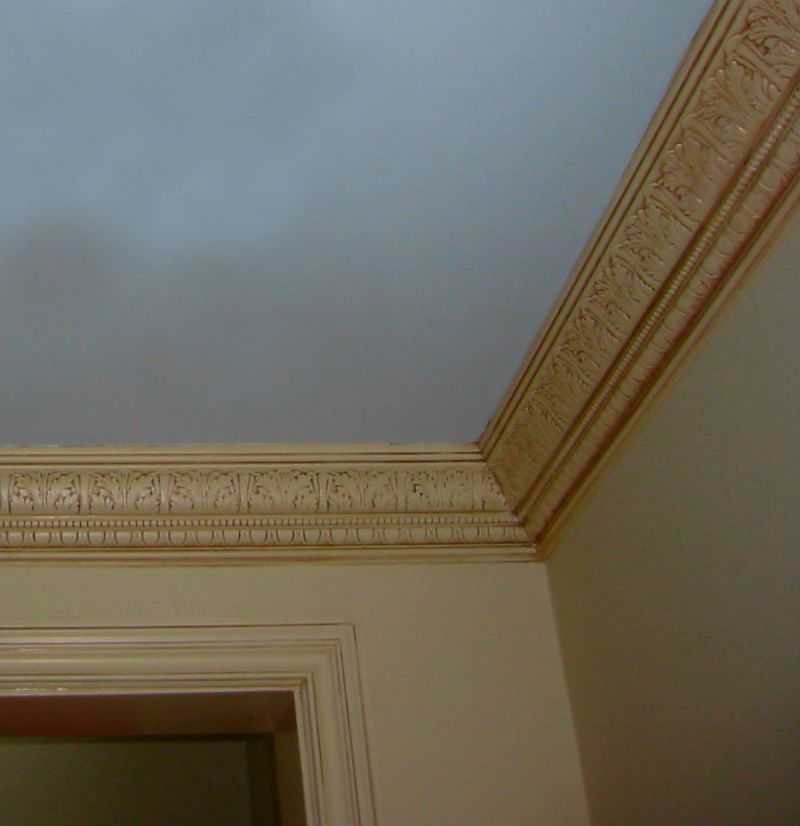 Полиуретановые потолочные плинтуса (44 фото): широкие карнизы и узкие галтели, покраска багетов для потолка, полиуретановые молдинги в интерьере
