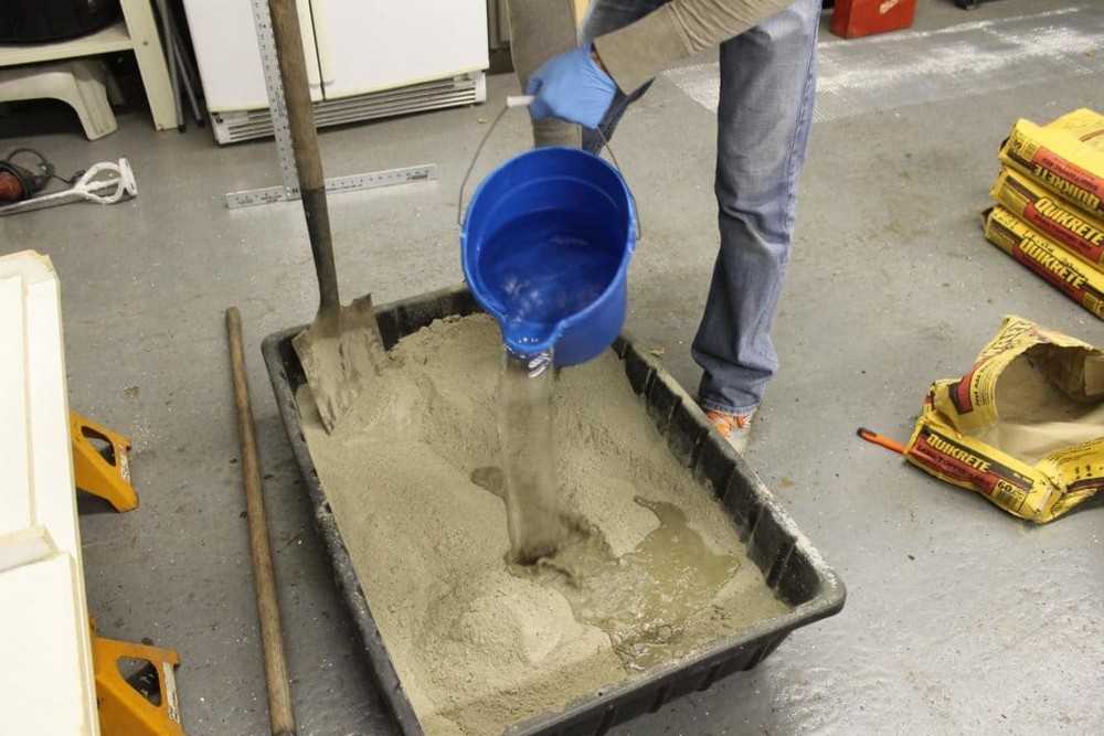 Цементный раствор – это важная составляющая практически всех ремонтных работ. Как разводить цемент правильно? Как развести без песка и как замесить раствор с помощью дополнительных компонентов?