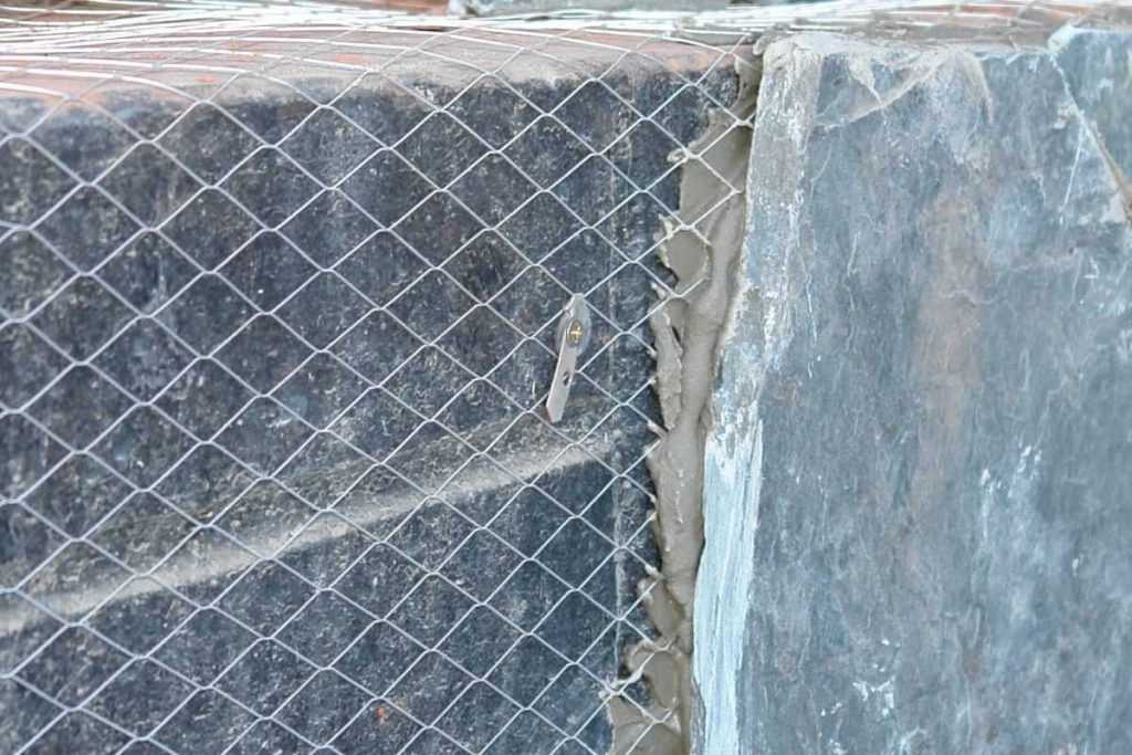 Стекловолокнистая продукция для штукатурки стен способствует усовершенствованию ремонтных работ Увеличивается срок эксплуатации при использовании сетки Как произвести монтаж крепежа