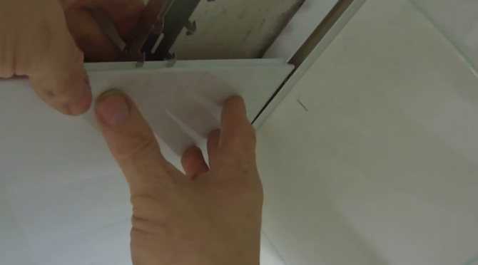 Как выполнить демонтаж подвесного потолка?