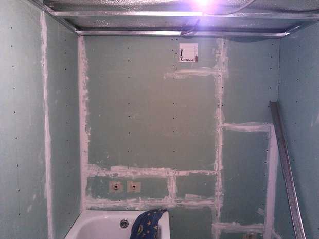 Чем выравнивать стены в ванной под плитку