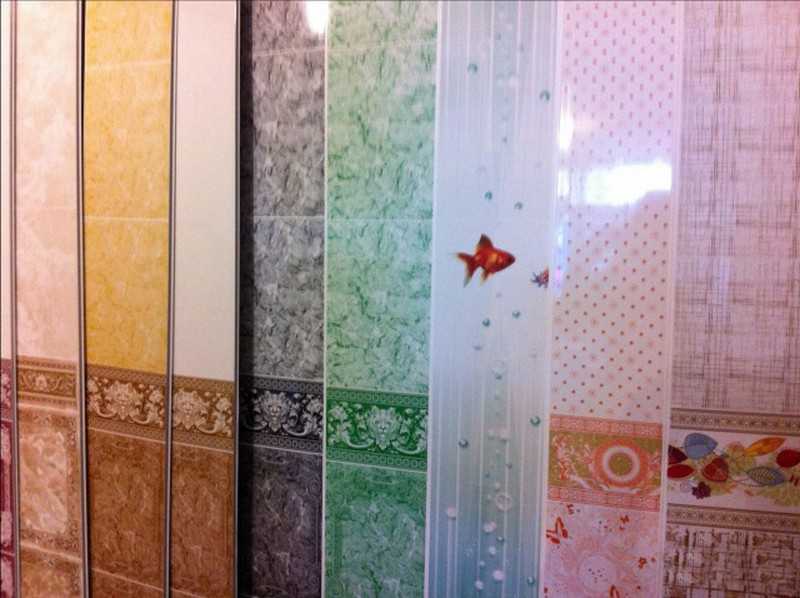 Что представляют собой панели ПВХ для ванной и какие их виды бывают? Как установить листовые и реечные пластиковые панели на стены и потолок? Как оригинально оформить дизайн ПВХ-панелями в ванной комнате?