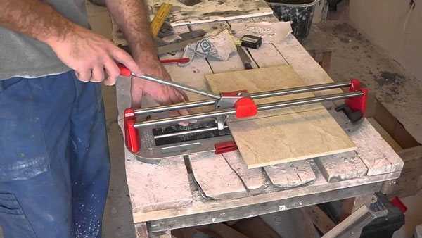 Как резать плитку плиткорезом: как правильно отрезать ручным инструментом керамическую плитку, чем воспользоваться для резки, если нет плиткореза