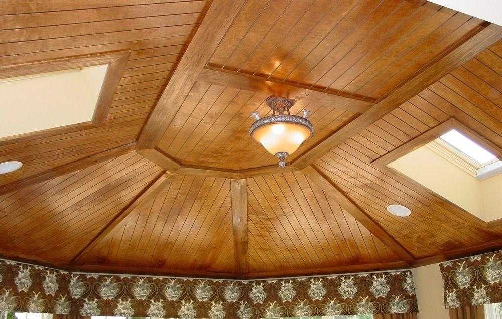 Чем обшить потолок в деревянном доме внутри: варианты и способы отделки