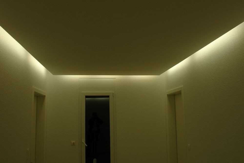 Какая подсветка потолка лучше – выбор и правила установки