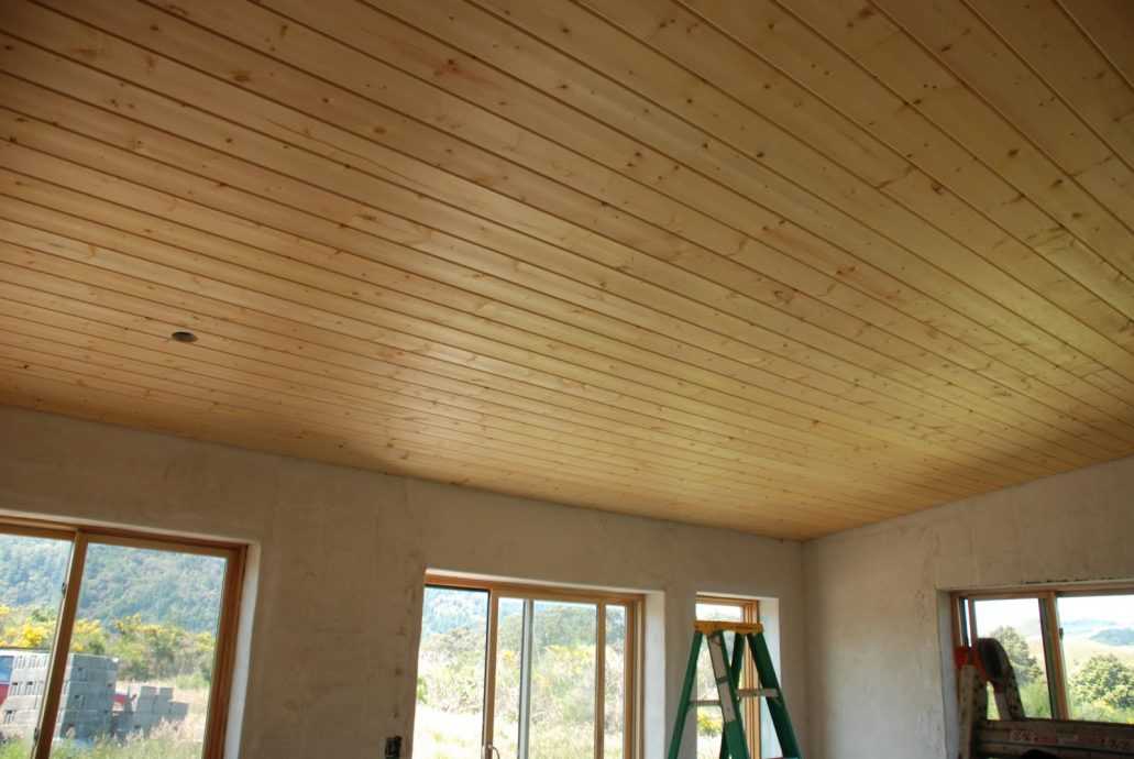 Чем обшить потолок в деревянном доме внутри - все о потолках